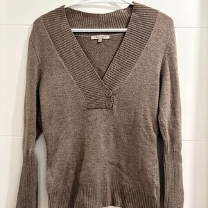 RW&CO. Taupe V-Neck Knit Sweater | Women’s Medium | Button Detail | Workwear